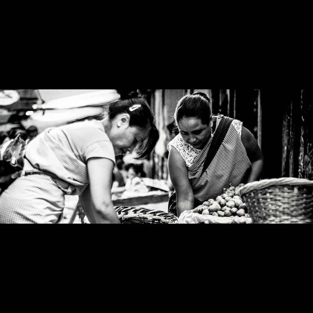 Two women sorting goods in the morning rush at Iewduh
